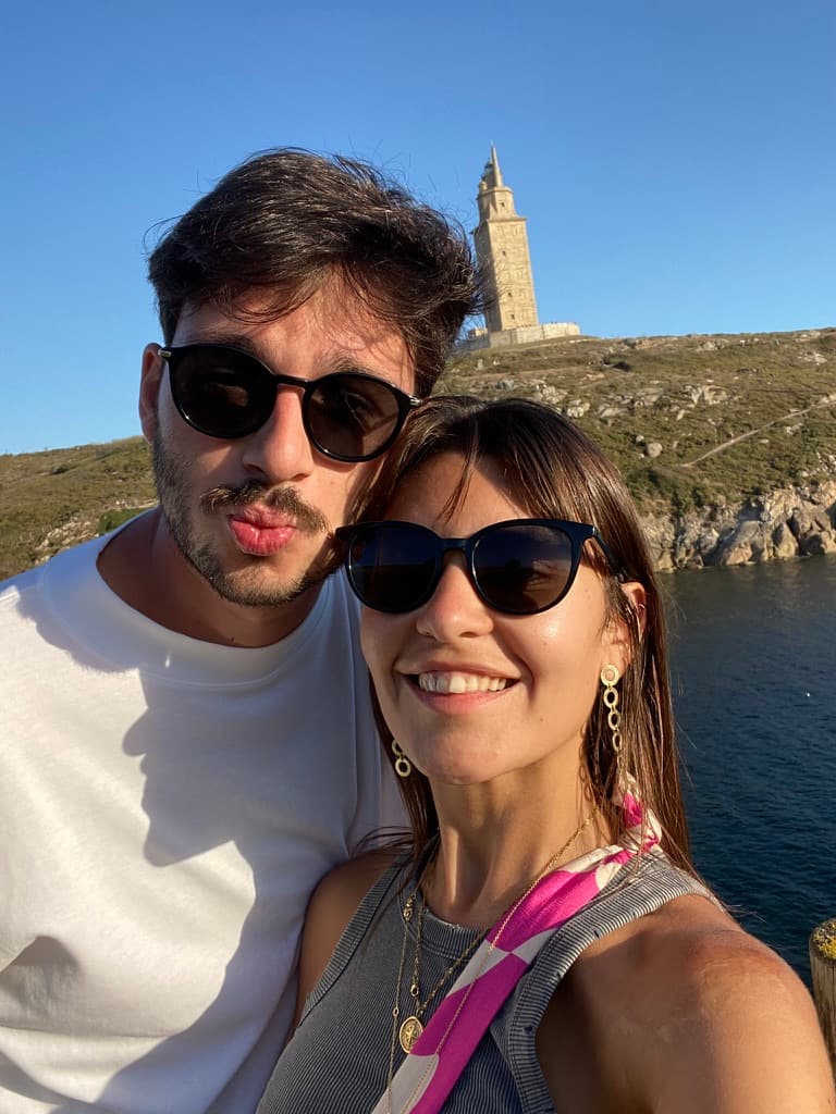 Carlota y Jaime junto a la Torre de Hércules